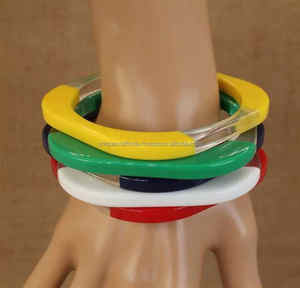 Brazalete de resina hecho a mano para mujer Diseño curvo elegante con patrones únicos Acabado brillante para fiesta de boda o regalo - Product Image 4