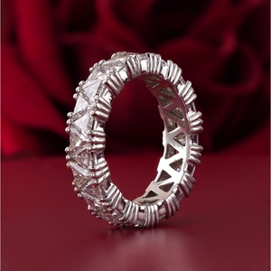 Anillo de Eternidad con Diamantes Cultivados en Laboratorio, Corte Trillón, 3.48 CT, Oro Amarillo de 14K, Claridad VVS1, Engaste en Canal, Oro Sólido de 18K - Product Image 3