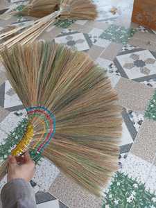 Escoba de Césped Extra Grande con Cerdas Suaves, Mango de Madera, Ecológica, Fácil de Limpiar, Ligera, para Pisos del Hogar y Exteriores - Product Image 4