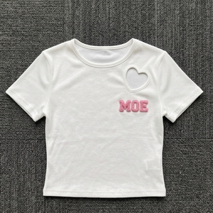 Haut court brodé pour femme avec découpe en forme de cœur, col rond, coupe ajustée, personnalisable avec logo OEM, fabrication DTG pour boutiques de mode - Product Image 3