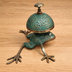 Cloche de bureau artisanale en laiton en forme de grenouille, finition verte, décorative, pour la maison, le bureau ou la décoration de table - Product Image 6