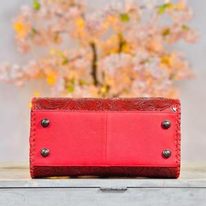 Bolso de Mano de Cuero Rojo de Lujo con Diseño Floral Repujado y Detalle de Piedra Turquesa - Product Image 3