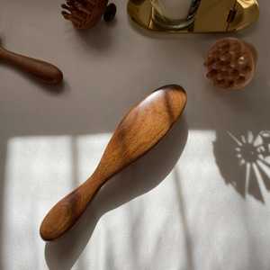 Peigne de massage en bois personnalisé à dents larges pour démêler les cheveux, peigne de toilettage avec logo gravé pour un usage cadeau - Product Image 3