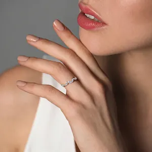 Anillo de Diamantes de Media Eternidad con Diseño Zig Zag Marquise, Anillo de Compromiso y Boda de Lujo, Oro Amarillo de 14K, Diamantes VVS-VS - Product Image 5