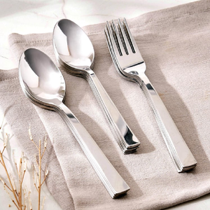 Cuillères et fourchettes empilées en acier inoxydable. Propre, brillant et très résistant pour une utilisation quotidienne en cuisine. Disponible au prix de gros. - Product Image 1