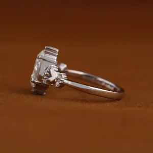 Anillo de Diamantes con Corte Esmeralda y Tres Piedras, Engaste de Garra, Anillo de Compromiso para Mujer, Talla Personalizada - Product Image 2