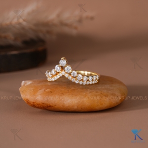 Anillo de Boda y Aniversario para Mujer, con Doble Hilera de Diamantes Cultivados en Laboratorio, Diseño Chevron, en Oro Amarillo, Estilo Minimalista - Product Image 2