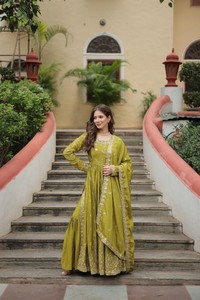 Costume prêt-à-porter moderne pour femme Chinon avec broderie et travail de sequins pour les fêtes, les mariages et Diwali - Product Image 3