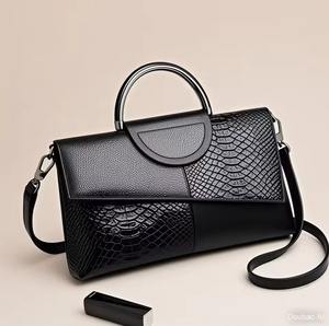 Bolso de Mano de Cuero Genuino Premium para Mujer, Elegante Bolso Negro Texturizado con Cierre de Cremallera, Asa de Metal Plateado y Correa Cruzada - Product Image 4