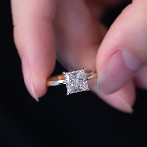 Bague en diamant de laboratoire de 2 carats certifiée IGI de qualité supérieure, or jaune massif, finition polie, bijoux de mariage classiques, élégants pour la mariée - Product Image 3