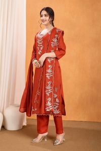 Conjunto de Salwar Kameez de Seda Naranja Rústico de Lujo con Bordado Zari Plateado, Kurta Recta, Pantalón y Dupatta para Bodas y Fiestas Indias y Pakistaníes - Product Image 5