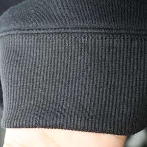 Sudadera SUNDEVILS BLACK con cuello alto, 100% negra, con apliques bordados, cuello ancho, hilos finos - Product Image 6