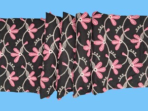 Tela de Algodón Bordada con Flores 3D en Negro y Rosa de Lujo – Elegante Patrón de Enredaderas en Tono Rosa con Apliques en Relieve - Product Image 2