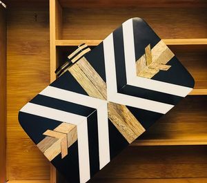Bolso de Mano Moderno y Ecológico de NEHA ENTERPRISES con Diseño Geométrico, Correa de Cadena Dorada, Patrón de Madera Blanco y Negro, Hecho a Mano, Impresión UV Creativa - Product Image 5
