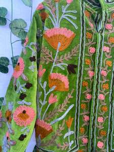 Veste en velours brodée à la main de luxe – Manteau vert floral pour femme – Vêtement d'extérieur artisanal de style bohème - Product Image 2