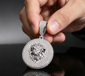 Colgante de medallón de león totalmente engastado con moissanita, dijes redondos con microincrustaciones, chapado en oro de 14K y rodio, joyería para fiestas - Product Image 5