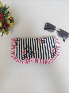 Étui à lunettes en coton rayé fait main avec volants roses, rectangulaire, doux et élégant pour femmes, Shree Balajee Garments - Product Image 4