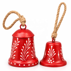 Campanas de Hierro Rojas de Inspiración Nórdica con Gráficos Botánicos Blancos Minimalistas, Tapas Redondeadas y Suspensión de Cáñamo Natural - Product Image 1
