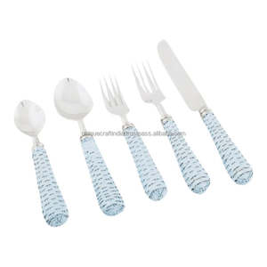 Elegante Juego de 4 Piezas de Tabla de Quesos de Madera y Resina con Asa de Bambú, Bandeja Portátil para Charcutería, Regalos Artesanales para Entretener - Product Image 4