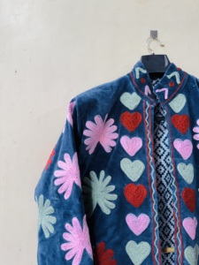 เสื้อแจ็คเก็ตสั้นผ้ากำมะหยี่ถักลายปักลายหัวใจเดซี่ คอจีน แขนยาว ผ้าฝ้าย 100% สไตล์ไพรรี่ชิค สำหรับฤดูหนาว - Product Image 2