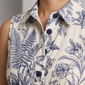 Robe chemise midi sans manches pour femme, motif floral bleu et blanc, taille froncée, en coton extensible, boutonnée sur le devant avec poches - Product Image 6