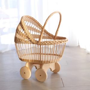Poussette en rotin pour poupée, jouet pour bébé fille et garçon, avec roues, fabrication artisanale de haute qualité, poussette stable pour enfants, jouet pour poupées - Product Image 4