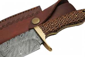 Couteau utilitaire de cuisine artisanal en acier Damas avec manche en bois gravé et étui en cuir - Product Image 2