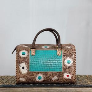 Bolsa de Viaje Grande de Cuero Genuino Hecha a Mano de Lujo con Panel Turquesa y Diseño de Cartas de Póker, Impermeable, Ligera, con Cierre de Cremallera - Product Image 1