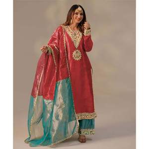 Costume en satin fantaisie avec broderie, travail de sequins et pierres, fait main - Product Image 6