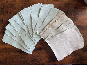 Feuilles de papier A4 plantables faites à la main de haute qualité pour la décoration de mariage et la calligraphie, avec couleur et logo personnalisés - Product Image 1