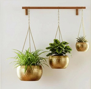 Elegante juego de macetas colgantes con acabado dorado martillado, ideal para decoración de paredes de balcones y montaje de jardines verticales interiores, procedente de la India. - Product Image 1