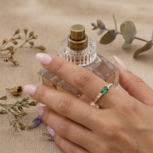 Bague de fiançailles en moissanite verte taille émeraude pour femme, or 14 carats, bague de promesse minimaliste - Product Image 2