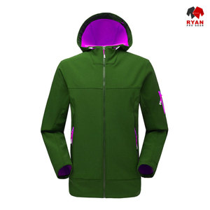 แจ็คเก็ตซอฟต์เชลล์แบบมีซิปสำหรับผู้ชาย ดีไซน์สั่งทำพิเศษจาก Ryan Pro Gear พร้อมโลโก้สั่งทำ ลายเรียบ - Product Image 3