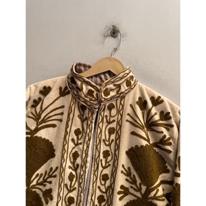 Veste en velours pour femmes en gros, veste brodée à la main avec des motifs floraux, doublure en coton, style hippie, manteau d'hiver pour femmes - Product Image 4