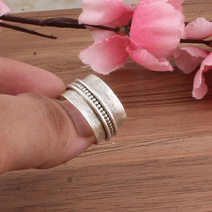 Bague empilable délicate en argent sterling 925 avec motif à pois et perles, pour femme, classique, mariage, minimaliste, vente en gros - Product Image 1