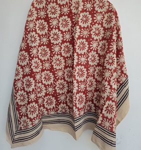 Paréo de plage en coton fait main à imprimé floral rouge, style bohème, couverture de maillot de bain, écharpe indienne imprimée à la main, idéal pour les vacances. - Product Image 5