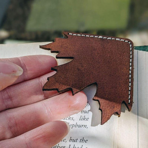 Marcapáginas personalizado de cuero con forma de hoja de arce, accesorio de regalo único para amantes de los libros, estudiantes y profesionales, a precio de mayoreo. - Product Image 2