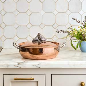 Plat de service en cuivre artisanal de luxe avec couvercle et poignées en laiton, ustensile de cuisine traditionnel en cuivre martelé pour la table - Product Image 1