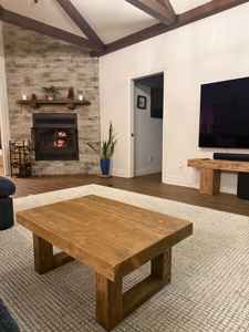 โต๊ะกาแฟไม้ทำมือที่มีโครงสร้างไม้เนื้อแข็ง พื้นผิวกว้าง และโครงสร้างรองรับแบบเตี้ยที่แข็งแรง - Product Image 3