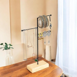 Elegante Exhibidor de Joyería de Dos Niveles con Barras Horizontales, Soporte para Collares y Pendientes, Base Estable, Organizador Compacto y Elegante para Tocador - Product Image 1