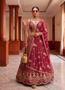 Conjunto Étnico Indio de Diseño: Lehenga, Blusa y Dupatta con Lentejuelas, Bordado y Adornos de Mariposas en Tela de Red para Bodas y Fiestas - Product Image 2