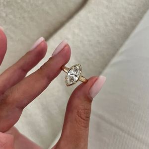 Anillo de Compromiso y Boda de Lujo con Diamante Cultivado en Laboratorio de Corte Marquesa de 1.5 CT, Chapado en Oro de 14K, con Engaste de Garras, para Mujer - Product Image 4