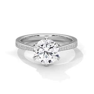 Bague en argent avec diamant, design personnalisé de qualité supérieure, pour fiançailles, anniversaire, célébrations et occasions spéciales, disponible à la vente - Product Image 1