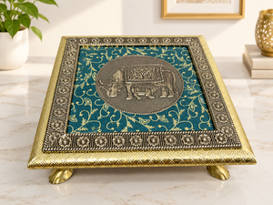 Chowki pliable en bois artisanal avec finition Meenakari et pieds en métal |   Conteneur alimentaire décoratif traditionnel à motif de paon royal en relief - Product Image 4