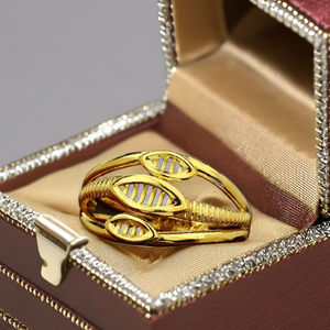 แหวนทองทรงวงรีแบบซ้อนชั้น |   ดีไซน์แถบตรงกลางแบบมีลาย |   ทองคำแท้สีเหลือง น้ำหนัก 2.760 กรัม ดีไซน์ทันสมัย - Product Image 3