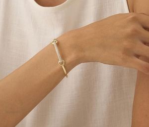 กำไลข้อมือแบบวงกลมและแบบแท่งเชื่อมต่อกัน ดีไซน์ทันสมัย ทองคำแท้ 10K 14K 18K ประดับเพชรเพฟ 0.36 กะรัต เพฟเพชรเพาะเลี้ยงในห้องปฏิบัติการ - Product Image 4
