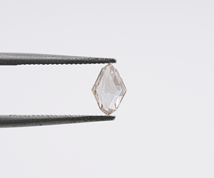 เพชร OM GEMS รุ่นขายดี ทรงเจียระไนพิเศษ 0.25 กะรัต-3 กะรัต เพชรสังเคราะห์ HPHT CVD ผลิตในห้องปฏิบัติการ ทรงเจียระไนแบบ Spike สีแชมเปญ คุณภาพ VVS VS1 IGI - Product Image 4