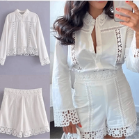 Ensemble coordonné blanc pour femme en broderie anglaise avec blazer à empiècements en dentelle crochetée, bralette et short taille haute