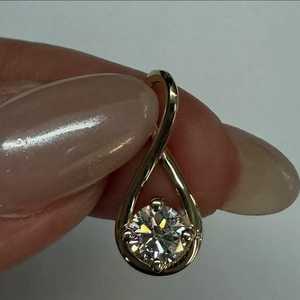 จี้เพชรทรงกลมแบบเปิดรูปหัวใจ ดีไซน์นามธรรม ทำจากทองคำแท้ 14K 18K  ฝังเพชรแล็บโกรว์  พร้อมสร้อยคอสำหรับผู้หญิง ได้รับการรับรองจาก IGI - Product Image 4