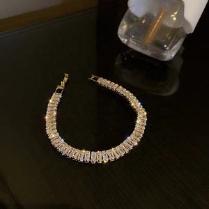 AMBER JEWELS Pulsera de tenis unisex de lujo chapada en oro de 10K con cristales de circonita cúbica de corte princesa, engaste de garra y diseño geométrico IGI - Product Image 2